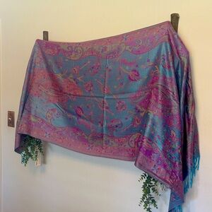 Beautiful large pashmina type wrap. Gorgeous color.